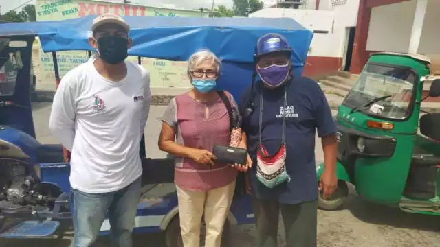 La mujer agradeció que le devolvieran sus pertenencias Foto:Alejandro Collí