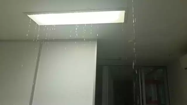 Las filtraciones generaron desperfectos y echaron abajo plafones de los techos del importante centro médico