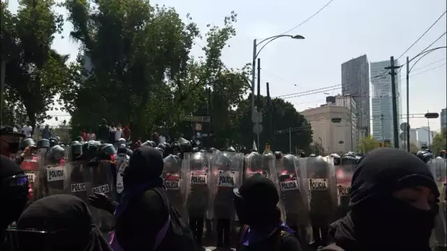 Policías bloquean el paso de encapuchadas al centro de la CDMX