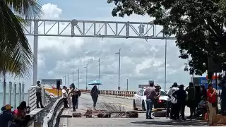 Taxistas de Ciudad del Carmen pretenden bloquear el paso del Puente Zacatal 