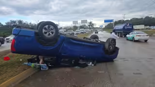 Una camioneta terminó volcada a la altura de la central de abastos.