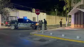 El hombre fue identificado como Óscar Ramos Martín y fue atacado mientras colocaba un proyector para ver el debate presidencial