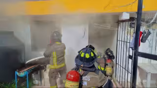Incendio en la Supermanzana 92 de Cancún moviliza a bomberos y salvan a un perro atrapado en el fuego
