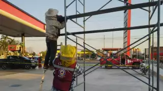 Un enjambre de abejas apareció en una estación de combustibles, representando un riesgo para los clientes.