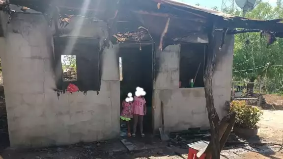 David es padre soltero y tiene a su cargo el cuidado de sus tres hijos. David es padre soltero y tiene a su cargo el cuidado de sus tres hijos.