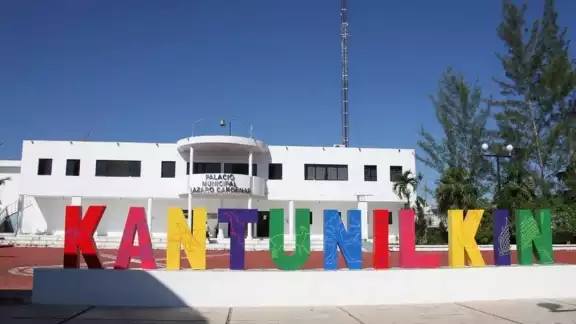 Los empleados sindicalizados y de servicios públicos esperan a sus nuevos jefes, lo que detiene las actividades en Lázaro Cárdenas