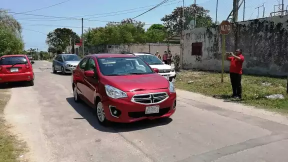 También arribaron elementos de la Policía Ministerial, quienes acompañaron a la mujer hasta la FGE para que rinda su declaración También arribaron elementos de la Policía Ministerial, quienes acompañaron a la mujer hasta la FGE para que rinda su declaración