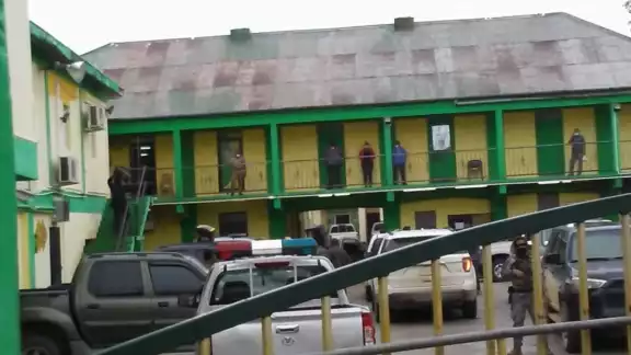 Los seis detenidos fueron trasladados a la estación policiaca beliceña Los seis detenidos fueron trasladados a la estación policiaca beliceña