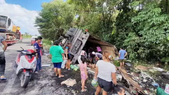 Las personas salían con cajas y bolsas de frutas y verduras