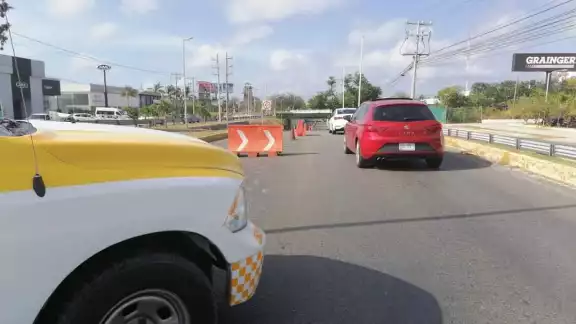 Hay una desviación para evitar el embotellamiento Hay una desviación para evitar el embotellamiento