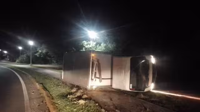 El chofer tomó demasiado rápido la curva y derivado del peso terminó recostado a un lado de la vía