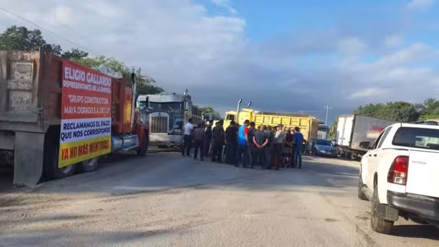 La causa de este cierre es la protesta de volqueteros que laboran en el tramo 7 del proyecto del Tren Maya.