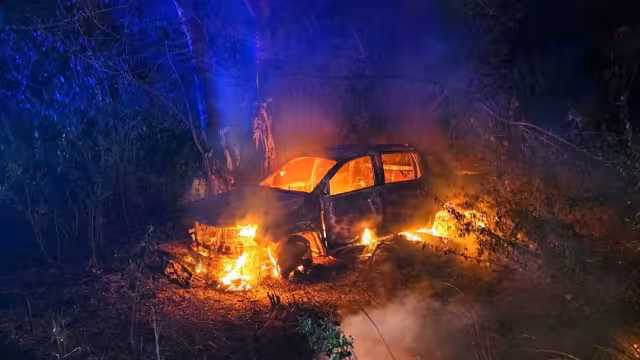 Colisión en la carretera Cancún–Leona Vicario provoca incendio de un vehículo