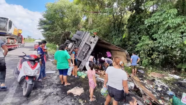Las personas salían con cajas y bolsas de frutas y verduras