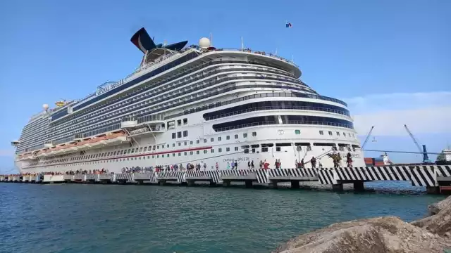 El buque ancló en el puerto a las 9:00 horas con 2 mil 841 viajeros