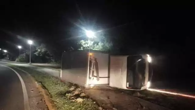 El chofer tomó demasiado rápido la curva y derivado del peso terminó recostado a un lado de la vía