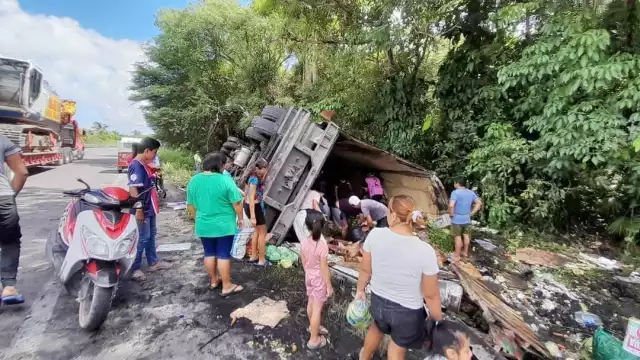 Las personas salían con cajas y bolsas de frutas y verduras