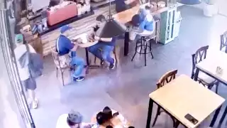 El robo ocurrió dentro de un restaurante, siendo evidenciado por las cámaras de seguridad