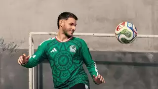 Santi Giménez con el nuevo jersey del Tri