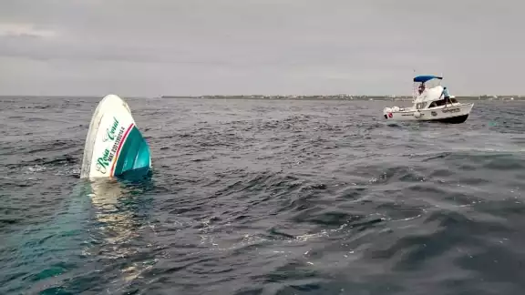 La embarcación se hundió a dos kilómetros de la costa de Isla Mujeres con sus ocupantes abordo
