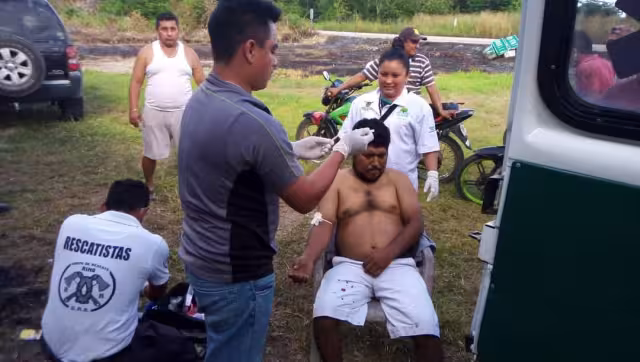 Ambos tripulantes salieron proyectados en diferentes direcciones, por lo que testigos pidieron ayuda al número de emergencias 911