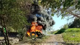Hombre provoca incendio de unos neumáticos en Champotón