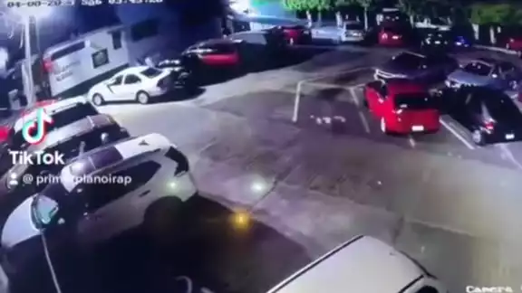 Prenden fuego a vehículos en Morelia