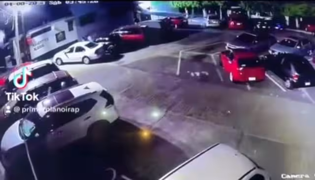 Prenden fuego a vehículos en Morelia