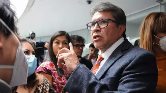 Monreal presentó esta tarde una denuncia penal ante la Fiscalía General de la República, contra Layda Sansores por espionaje en sus comunicaciones privadas
