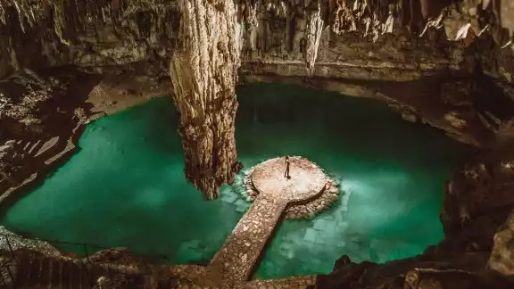Tiene una pasarela de piedra desde donde podrás aventarte para nadar en el agua