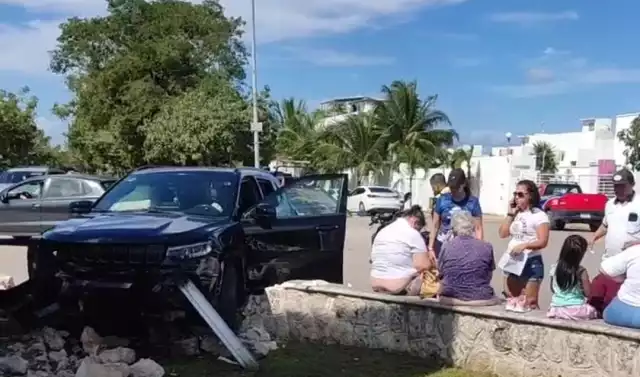 Un choque en una glorieta de Playa del Carmen dejó a dos personas lesionadas.