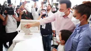 Estaban Villegas acudió a la capital del estado a emitir su voto acompañado de su familia. Foto: @EVillegasV