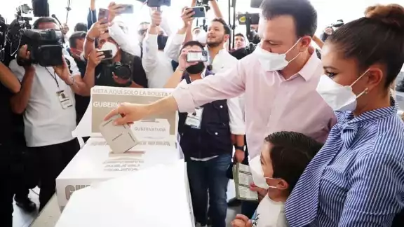 Estaban Villegas acudió a la capital del estado a emitir su voto acompañado de su familia. Foto: @EVillegasV Estaban Villegas acudió a la capital del estado a emitir su voto acompañado de su familia. Foto: @EVillegasV