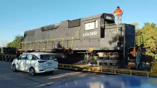 Sorprendidos, pobladores y automovilistas pensaron que se trataba de la primera máquina del proyecto