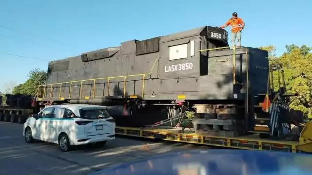Sorprendidos, pobladores y automovilistas pensaron que se trataba de la primera máquina del proyecto