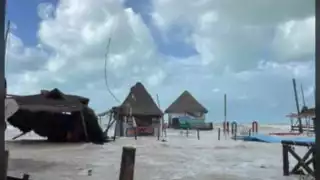 Holbox bajo el agua con el paso del frente frío número 32 en Quintana Roo