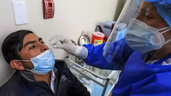 Los aumentos de COVID-19 se acercan a los 700 diarios
