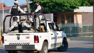 Dos helicópteros sobrevuelan las márgenes del caudal