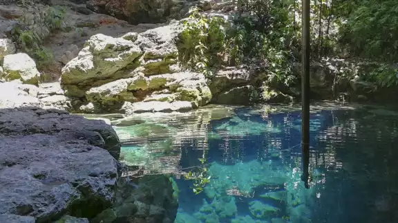 Este cenote se localiza a una distancia de 120 kilómetros de la ciudad de Mérida Este cenote se localiza a una distancia de 120 kilómetros de la ciudad de Mérida