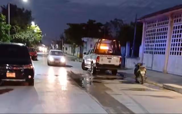 Paramédicos auxiliaron a una menor lesionada tras derrapar una motocicleta en la colonia Lázaro Cárdenas de Champotón