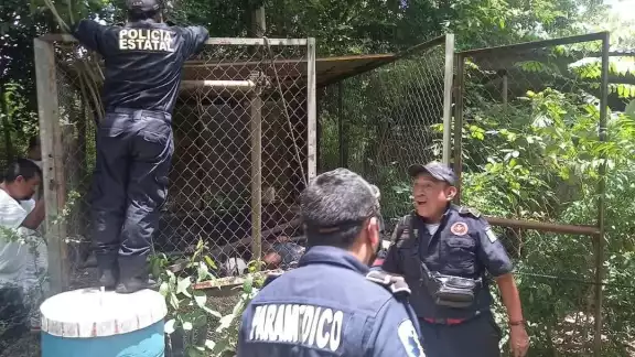 Elementos de emergencia y de la policía no lograron rescatar con vida a la persona que cayó al pozo. Foto: Alejandro Colli