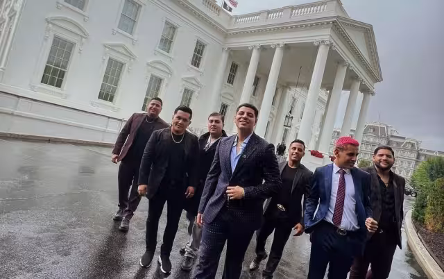 Grupo Firme mostró una sesión de fotos al interior de La Casa Blanca. Foto: Instagram