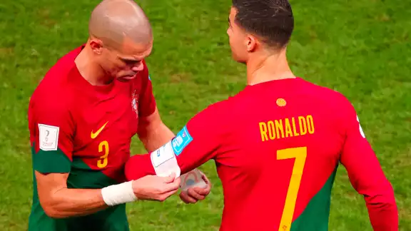 Cuando Cristiano Ronaldo ingresó al partido, Pepe le entregó el gafete de capitán