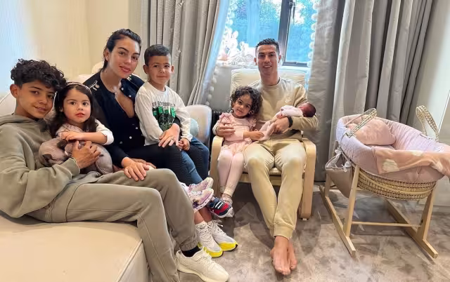 La familia se mostró feliz pese a su perdida reciente. Foto: Facebook Cristiano Ronaldo