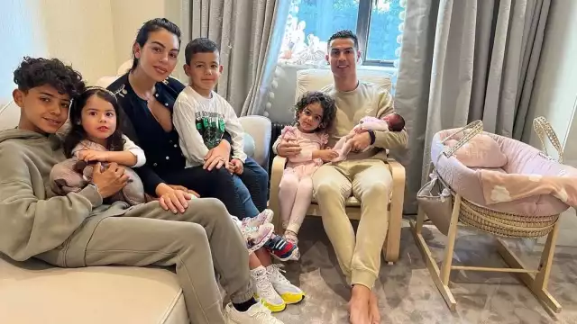 La familia se mostró feliz pese a su perdida reciente. Foto: Facebook Cristiano Ronaldo