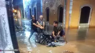 Las inundaciones y la falta de señalamientos no permitió que los conductories identificaran el hoyo. Foto: Jaime Tun