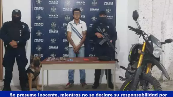 El perro policía detecto las drogas, por ello, los agentes realizaron una inspección