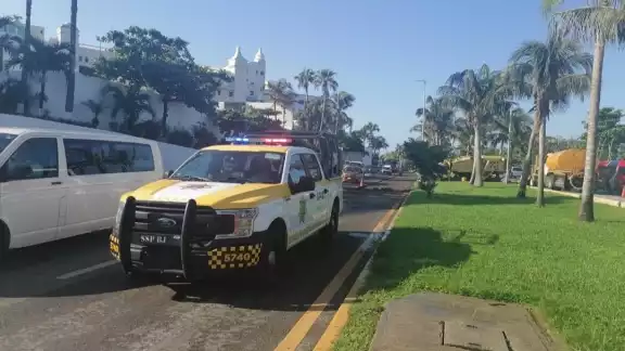 Cierran carril en el Boulevard Kukulcán Km 21 de la Zona Hotelera Cierran carril en el Boulevard Kukulcán Km 21 de la Zona Hotelera