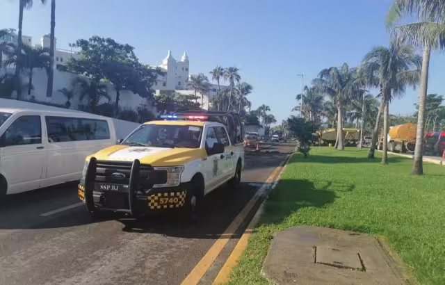 Cierran carril en el Boulevard Kukulcán Km 21 de la Zona Hotelera