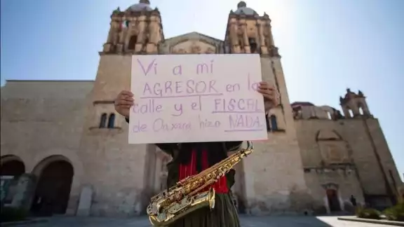 Elena Ríos sostiene sostiene un cartel contra la violencia de género